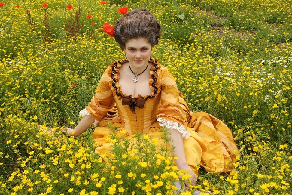 Mary Licari Dama in un campo di camomilla — presso Villa Chiminelli